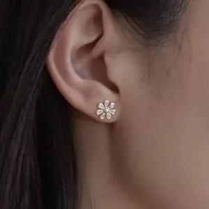 [셀러허브 패션]서지컬 데이지 피어싱 플라워 모티브 귀연골 포인트 (47588197)