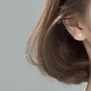 [셀러허브 패션]연골 귀걸이 서지컬 데이지 피어싱 꽃모양 이어링 (47588567)