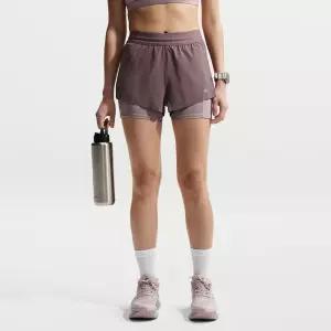 나이키 NIKE 스위프트 드라이 핏 미드라이즈 투인원 러닝 쇼츠 W - 타투:라이트 바이올렛 오어 HJ5377-502