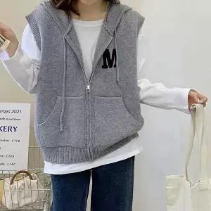 [올리비에스클로젯] 영문 후드 집업 니트 베스트_O2509KV026C