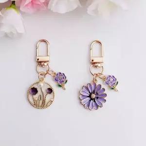 보라색 꽃 모양 고리 가방 액세서리 꾸미기