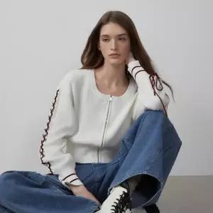 [롯데백화점]에고이스트 [CAPSULE LINE]소매 레이스업 디테일 블루종 니트 가디건 ES2KG362