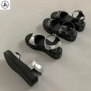 [애슬릿] 통굽 샌들 실버 메탈릭 발편한 버클 스트랩 3cm