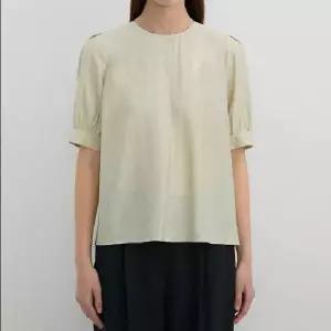 [롯데백화점]리스트 라운드넥 베이직 블라우스(TWWBLP62040)