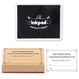 블랙 잉크 패드가 있는 EYxaxenk 패브릭 스탬프 - 핸드메이드 러브 퀼트 영구 커스텀 이름 스탬프 세탁 가능 재사용 가능한 개인용 패브릭 라벨 의류 퀼트 기프트 사인 래핑 데코 3x4 인치