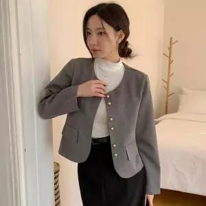 [하프클럽/옷자락]여성 노카라 라운드넥 버튼 디테일 긴팔 간절기 재킷