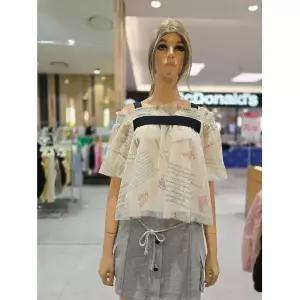 [에고이스트] 레터링 패턴 볼륨 오픈숄더 블라우스 EQ2WB-460 691157