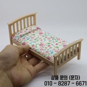 YY26 1개 1:12 인형의 집 액세서리 미니어처 꽃무늬 싱글 침대 모델 가구 마이크로 장면