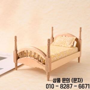 1:12 인형의 집 미니어처 나무 침대   사실적인 누빔 마이크로 가구 공예 애호가를 위한 장식품