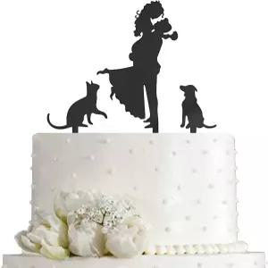 지에인 웨딩 케이크 토퍼 - 신부가 반려묘와 반려견 실루엣 장식 외에도 꽃으로 신랑을 안아줍니다
