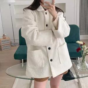 [옷자락]여자 겨울 뽀글이 카라넥 단추 투포켓 부클 하프 코트