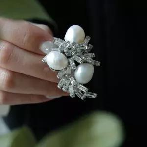 [제이로렌]바이데이지 라운드 담수진주 눈송이 브로치 Bb0483