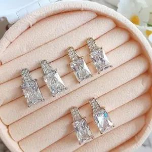 /신상오픈런 여성용 사계절 데일리 큐빅 스터드 귀걸이