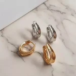 /신상오픈런 여성용 세련된 웨이브 디자인 오피스 귀걸이