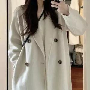 [옷은날개] 아방핏 모직 더블버튼 롱코트 페미닌룩 데일리룩 데이트룩 캐주얼룩 여성의류