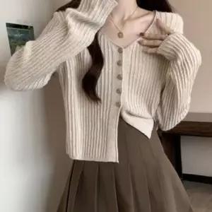 [옷은날개] 간절기 여성용 브이넥 금장 단추 가벼운 데일리 가디건