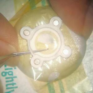 의대생 안과용 안구 백내장 수술 및 캡슐화 포셉 노란색 필름이 있는 원형 실습 모델