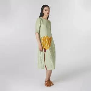 [플리츠미](대구신세계)[최초 판매가 118000원] 원 포인트 플라워 숏 슬리브 원피스_EPOPM024036