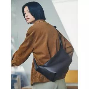 [빈폴ACC]Less Bag_2 스몰 가죽 크로스백 - 브라운(BE61D2M94D)