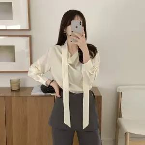 [코코블랑] 누아르 타이 블라우스