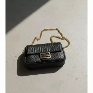 펜디 25FW 바게트 체인 미디 나파 가죽 숄더백 8BR793 AH9C F1CFJ