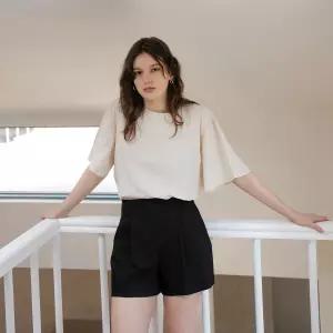 [롯데백화점]유니스 크리즈 플레어 슬리브 블라우스_YN26BS282BG