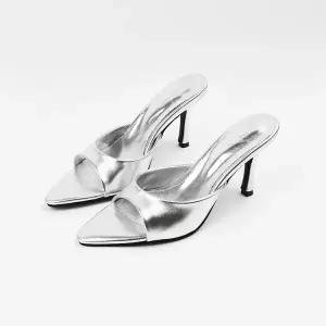 [롯데백화점]신난다슈 여성 뮬 슬리퍼 샌들 힐 8cm 여자 스틸레토 하이힐 구두 토오픈 LO264953 실버