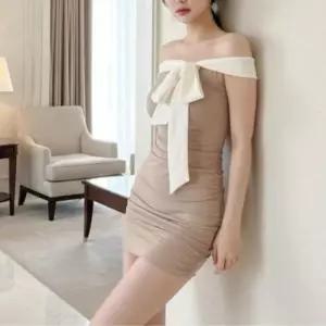 [옷자락]여성 샤틴 리본 포인트 오프숄더 미니 드레스