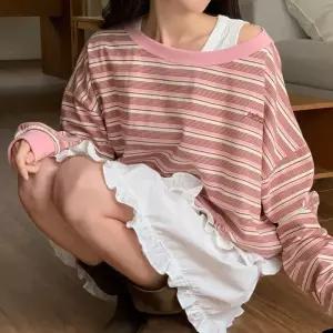 [옷자락]여자 여리핏 원숄더맨투맨 스트라이프 자수 박시 티셔츠