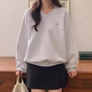 [옷자락]여자 브이넥 봄 펜던트 백라벨 데일리룩 박시 맨투맨