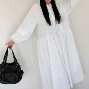 [옷자락]여성 핀턱 리본 라운드넥 나그랑 루즈핏 롱드레스