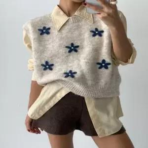 [옷은날개] 여성 3컬러 플라워 패턴 니트 베스트 조끼 루즈핏 꽈배기