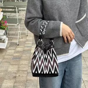 [셀러에이드]브랜드백 여성 스퀘어 니트백 토트백 컬러스트랩