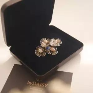 [제이로렌]바이데이지 플라워 진주 라피스라줄리 브로치 Bb0334