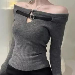 [옷은날개] 숄더라인 강조 벨트 디테일 크롭 니트탑