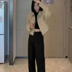 미니멀디자인 세련된 단추디테일 크롭 베이직카라점퍼