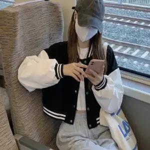 배색 무지디자인 트렌디한 크롭 기장감 여성 야구점퍼