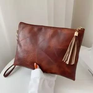 [다잇템] 여자 레더 테슬 사각 외출룩 모임룩 클러치백