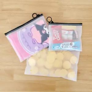 다용도포장봉투 소품정리가방 보관백 투명이중지퍼백 보관용슬라이드지퍼백 다용도지퍼포켓 길이조절지퍼봉지 종이지퍼백 캐릭터투표지 투명비닐봉투 비치백 블랙 25X15cm 오링 손잡이 지퍼백