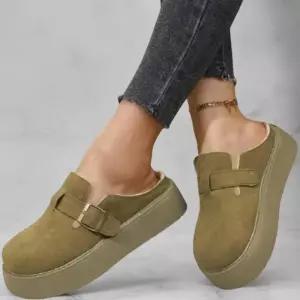 [옷자락]여성 안락한 데일리 버클 플랫폼 통굽 키높이 기모 슬리퍼