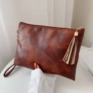 [옷자락]여자 모임룩 파티 태슬 스퀘어 가죽 클러치백