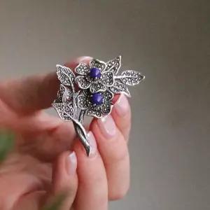 [제이로렌]바이데이지 라피스 플라워 실버 브로치 Bb0470