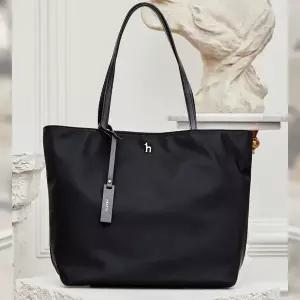 [헤지스](대구신세계)[선물추천][인기급상승][SAVER] 품절대란 블랙 나일론 퍼피 로고 와이드 숄더백 L ...