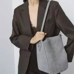 [헤지스](광주신세계)[H-EDGE] 엣지백 시그니처 H 그레이 스웨이드 숄더 M HIBA6E317G1