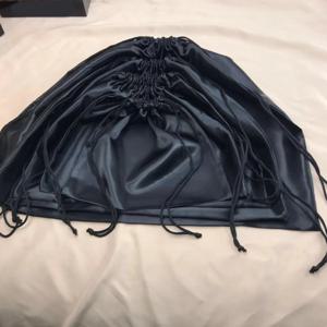 대형 실크 새틴 Drawstring 케어 가방 맞춤 가발 보관 방진 포장 주머니 블랙 재사용 가능한 자루 핸드백 신발 여행 가방