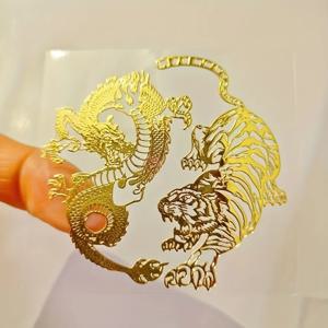 1개 드래곤 대 호랑이 금속 스티커 - 금색, 불규칙한 모양, 내구성 있는 플라스틱, 광택 표면, 휴대폰, 노트북, 자동차, 오토바이에 적합, 임시 장식 스티커, 생생한 디자인, 광택 표면 스티커, 금속 스티커 장식.
