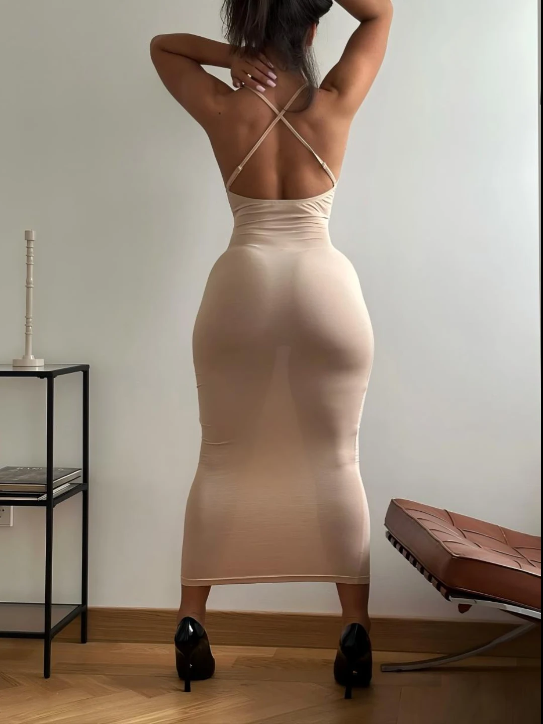 여성 여름 신상 백리스 멜빵 롱 드레스: 슬림하고 섹시한 분위기를 연출하는 슬림핏으로 제작되었으며, 시크한 필수템입니다.