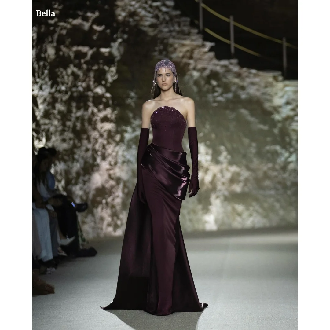 벨라 맞춤형 버건디 스트랩리스 프롬 드레스, 스팽글 보디스, 새틴 드레이핑 머메이드 플로어 기장, 롱 글러브 포함, 이브닝 드레스