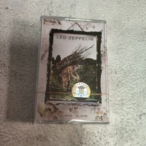 유럽과 미국의 록 레전드들의 선별된 리마스터링된 카세트 테이프, 미개봉하며 오리지널 가사집과 함께 제공됩니다.