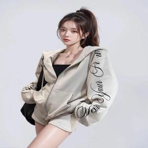 초가을 캐주얼 세트 스몰 사이즈 고급스러운 느낌의 모자 스웨트셔츠 자켓 반바지 투피스 세트 편안하고 착용하기 좋은 패셔너블한 의상